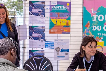 visuel d'illustration de la page sensibiliser les pantinois, avec une photo d'un stand de prévention pendant les journées du climat