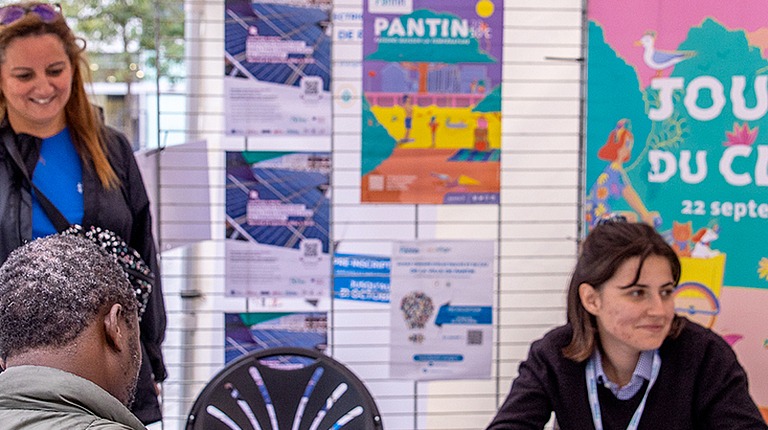 visuel d'illustration de la page sensibiliser les pantinois, avec une photo d'un stand de prévention pendant les journées du climat
