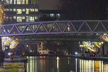 Visuel d'illustration de la page économiser l'électricité, avec une photo du canal de l'ourcq illuminé pendant les fêtes de Noëll