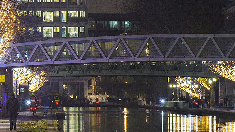 Visuel d'illustration de la page économiser l'électricité, avec une photo du canal de l'ourcq illuminé pendant les fêtes de Noëll